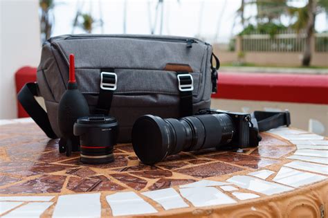 compact camera bag for mirrorless.